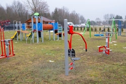 Powiększ zdjęcie Soectwo Nowy i Stary Adamw gm. Aleksandrw dzki - budowa centrum zabaw dla dzieci i dorosych.jpg