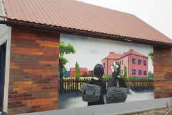 Powiększ zdjęcie Soectwo Szynkielw gm. Konopnica - mural na budynku szkoy nasadzenia zieleni oraz st do szachw i awki.jpg