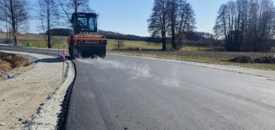 Widać postęp prac przy modernizacji drogi wojewódzkiej w powiecie wieruszowskim. Nowa droga poprowadzi w kierunku Sokolnik.